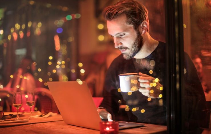 Jugendliche dürfen in der Regel nicht länger als acht Stunden täglich und 40 Stunden in der Woche arbeiten. Je nach Branche sind Ausnahmen möglich.