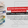 Aktenordner sind gestapelt und liegen auf dem Boden