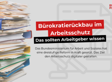 Aktenordner sind gestapelt und liegen auf dem Boden