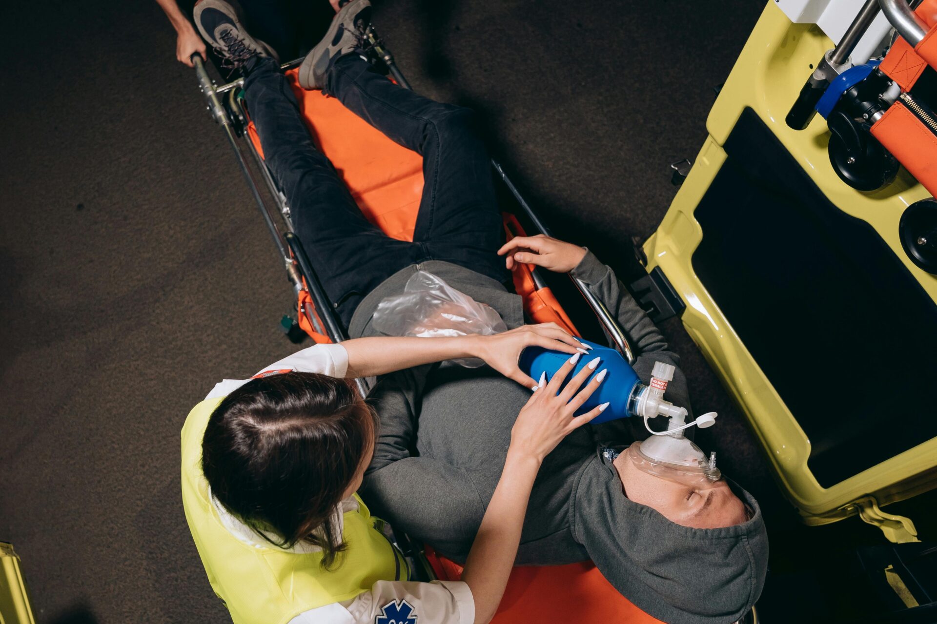 Arbeiter wird nach einem Arbeitsunfall behandelt.